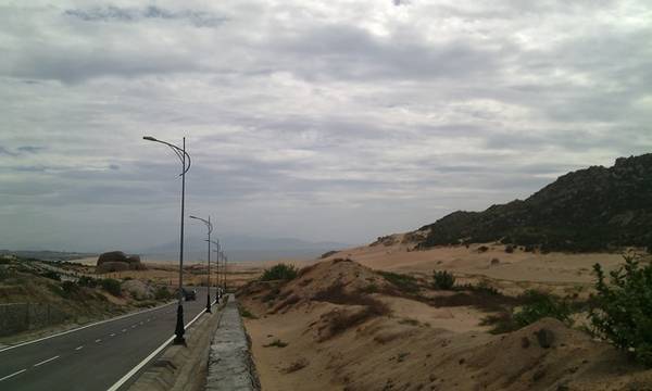 Đi hết cung đường núi, bạn sẽ thấy một bãi cát phía trước. Bạn rẽ phải, vượt qua đồi cát để tiếp tục hành trình chinh phục Mũi Dinh.