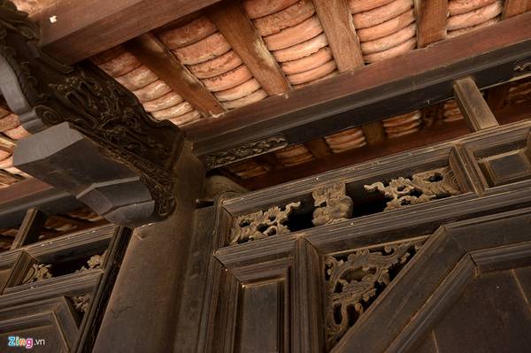 Mặt trước và bên trong nhà cổ là vô số cấu trúc, hoa văn chạm trổ công phu mang nét cổ xưa.