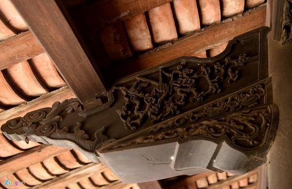 Kèo của ngôi nhà được làm từ những thanh gỗ lớn chắc chắn, điêu khắc nhiều họa tiết tinh xảo.