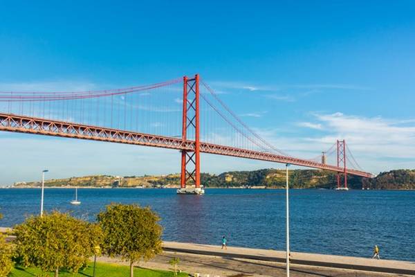 Cây cầu treo 25 de Abril bắc qua sông Tagus, nối Lisbon với Almada. Ảnh: Nodestinations.