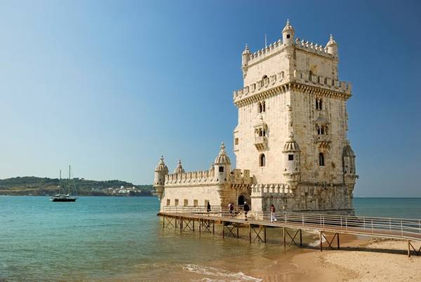 Tòa tháp Belém nổi tiếng với kiến trúc độc đáo và là Di sản thế giới. Tháp được xây dựng vào thế kỷ 16, theo phong cách kiến trúc Manueline của Bồ Đào Nha. Ảnh: Emaze.  