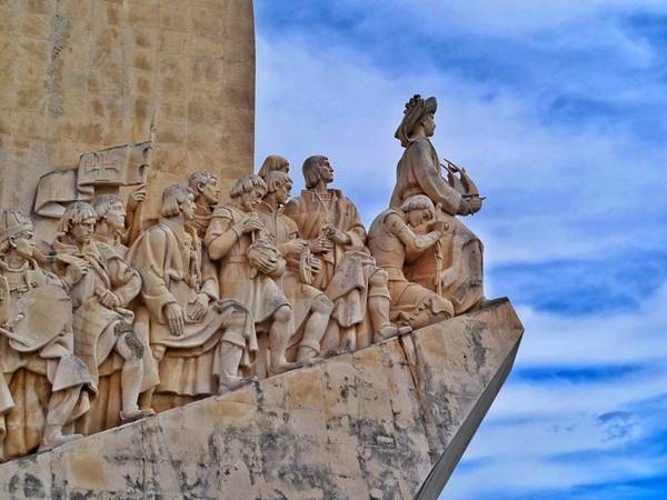 Đến Belém, bạn có thể ghé thăm Padrão dos Descobrimentos, tượng đài về những người thám hiểm, nằm trên bờ sông Tagus. Ảnh: Insider. 