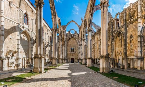 Lisbon còn có một nhà thờ từ thời Trung Cổ. Nhà thờ này đã trải qua trận động đất khủng khiếp năm 1755, phần mái đã sụp nhưng tường và cột vẫn còn nguyên. Ảnh: Nodestinations. 