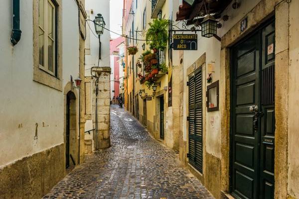 Alfama là quận cổ nhất Lisbon. Bạn có thể đi dạo trên những con phố nhỏ lát sỏi, tìm một quán cà phê nhỏ yên tĩnh để thư giãn. Ảnh: Nodestinations. 