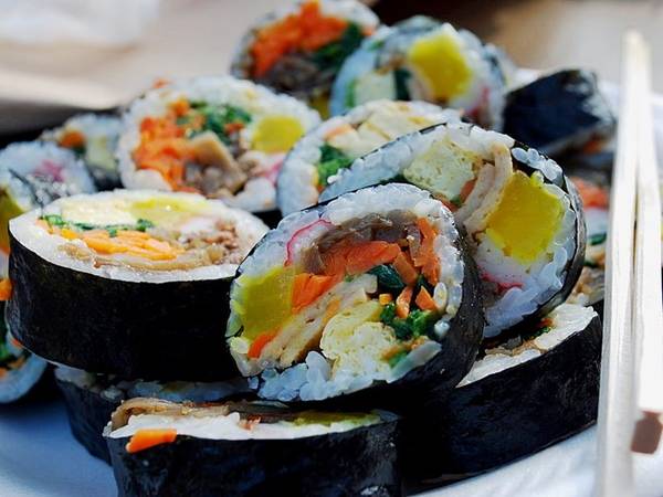Kimbap là sushi phiên bản Hàn Quốc, thường có nhân từ trứng, rau, củ cải muối và bánh cá.