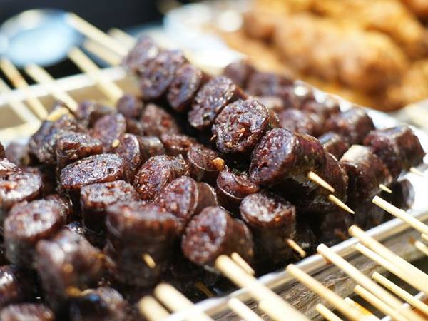 Món dồi Soondae đã được người dân Hàn ưa chuộng từ nhiều thế kỷ. Loại dồi phổ biến nhất làm từ miến trộn với tiết lợn.