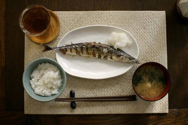 Thành phần không thể thiếu là gia vị cá: Đồ ăn Nhật thường có rất nhiều nước dùng và đồ nêm làm từ cá. Súp miso, các loại rau luộc hay mì đều có gia vị cá, khiến món ăn ngon hơn. 