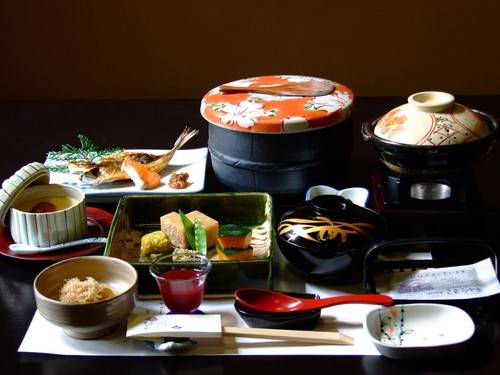 Ẩm thực Nhật Bản có lịch sử và văn hóa: Cũng như đồ ăn ở các nước khác, đồ ăn Nhật có lịch sử và văn hóa riêng của nó. Sushi, tempura, mì soba bắt đầu có từ thời kỳ Edo. Nghệ thuật ẩm thực kaiseki và shojin có lẽ còn lâu đời hơn nữa. Bạn có thể tìm hiểu về lịch sử và văn hóa từ chính những món ăn.