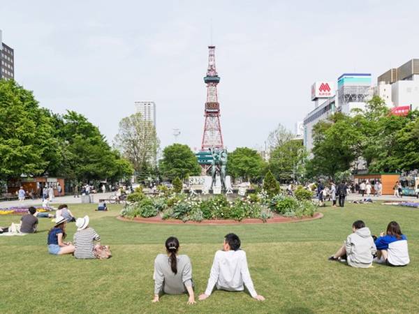 Trong tiếng Nhật, odori nghĩa là con đường lớn. Công viên này là một trong những địa điểm nổi tiếng bởi tầm nhìn đẹp tới tháp truyền hình của thành phố.
