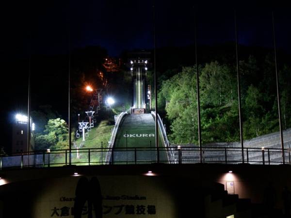 Trong thành phố Sapporo còn có sân vận động Okurayama Ski Jump nằm trên núi Okura.