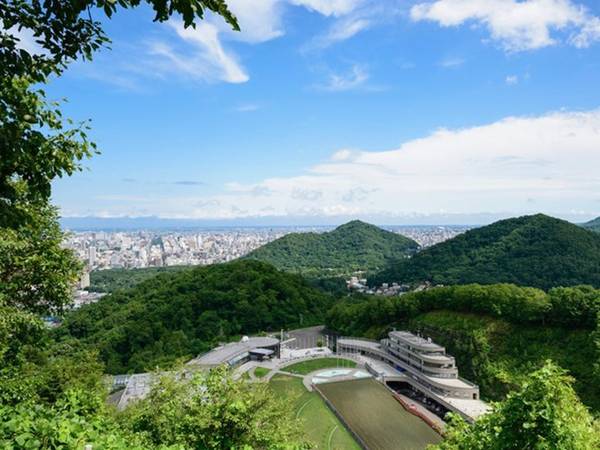 Đứng ở đài quan sát trên đỉnh núi Okura, du khách có thể chiêm ngưỡng toàn bộ khung cảnh thành phố ở phía dưới.