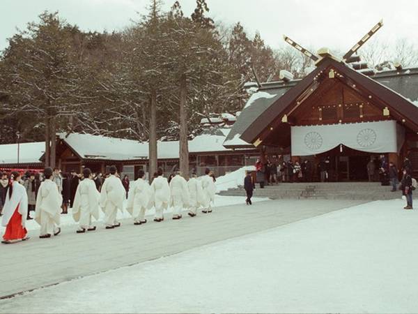Nếu là người yêu thích những di tích lịch sử, du khách có thể ghé thăm Hokkaido Jingu – một ngôi đền ở Sapporo.