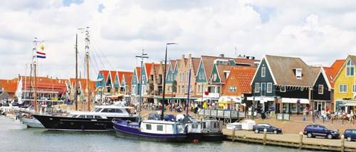 Bến tàu Volendam tấp nập đông vui