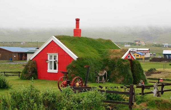 Ngôi nhà Lindarbakki này nằm tại ngôi làng Bakkagerdi, trên bờ biển phía đông của Iceland. Nó thu hút du khách bởi màu sắc nổi bật của ngôi nhà và những mảnh vườn xinh đẹp bên cạnh.