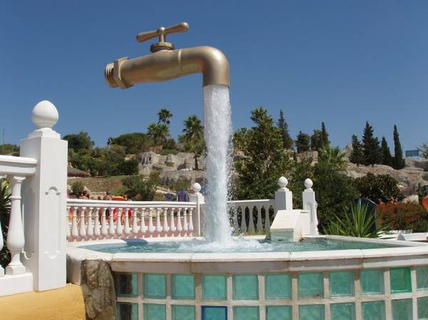 Đài nước Grifo Magico với vòi nước lơ lửng nổi tiếng thế giới ở Aqualand - Ảnh: wp