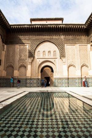 Marrakesh, Morocco: Nằm ở chân dãy núi Atlas, Marrakesh không mấy thay đổi so với thời trung cổ. Du khách có thể dành nhiều ngày lang thang trên những con phố ngoằn ngoèo như mê cung, để khám phá những cung điện, khu vườn rực rỡ. 
