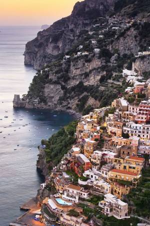 Amalfie Coast, Italy: Thị trấn nằm thoai thoải trên triền đồi nhìn ra biển thu hút rất nhiều du khách. 