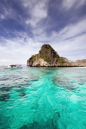 Krabi, Thái Lan: Nằm ở bờ biển phía tây, miền nam Thái Lan, vùng duyên hải này được tô điểm bởi những rặng núi đá vôi và hàng trăm hòn đảo nhỏ. Đây là một trong những bãi biển nổi tiếng nhất thế giới. 
