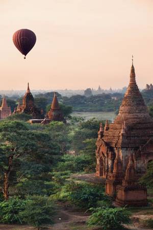 Bagan, Myanmar: Thành phố cổ ở miền trung Myanmar nổi tiếng với hàng nghìn ngôi đền, chùa Phật giáo. Bay khinh khí cầu lúc bình minh ở đây là một trải nghiệm khó quên. 