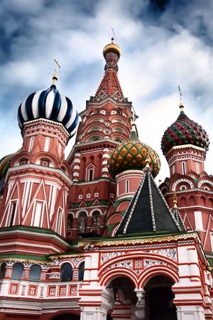 Nhà thờ St. Basil, Moscow, Nga: Hoàn thành vào thế kỷ 16 dưới thời sa hoàng Ivan, kiến trúc sư thiết kế nhà thờ này đã bị chọc mù mắt, để không thể sáng tạo được tác phẩm nào hoàn mỹ tương tự.
