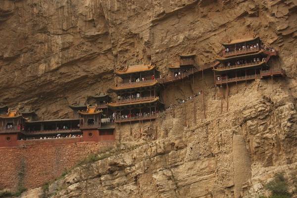 Nằm chênh vênh trên lưng chừng núi ở độ cao 75 m, tu viện treo (Hanging Monastery) là một trong những điểm tham quan ấn tượng nhất Trung Quốc, với tổ hợp 40 phòng nối với nhau bằng hành lang giữa không trung. Thực chất tu viện được xây lên với phần lưng dính vào vách đá từ thế kỷ thứ 5 và cho đến nay đã hơn 1500 tuổi.