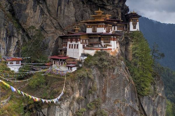 Tu viện Taktsang là một trong những nơi linh thiêng nhất ở Bhutan, còn được biết đến với tên gọi Tiger’s Nest (Tu viện Hang Cọp). Tọa lạc trên vách núi đá cao 900 m, Taktsang được các tín đồ Phật giáo và người dân Bhutan tôn kính bởi nó gắn liền với quá trình hành đạo của ngài Padmasambhava, người khai sinh ra Phật giáo và là vị thần bảo hộ của quốc gia này.