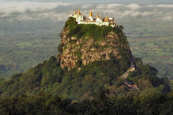 Được xây dựng trên một ngọn núi lửa đã tắt, Taung Kalat là điểm đến tâm linh đặc trưng nhất của Myanmar, tôn thờ 37 vị thần và những câu chuyện bi tráng về con đường thánh thần. Để lên được đến đỉnh, du khách phải vượt qua 777 bậc thang và sau đó lặng người đi bởi vẻ đẹp hùng vĩ bao quanh.