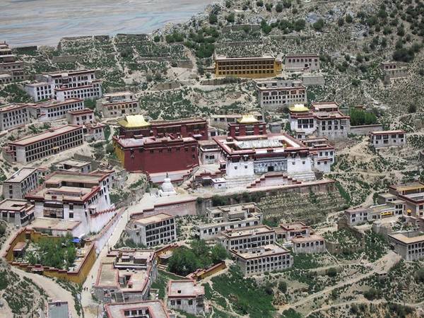 Tu viện Ganden là một trong những đại tu viện Phật giáo đầu tiên và lớn nhất ở Tây Tạng, cách Lhasa 45 km, trên độ cao 4.300 m và khá tách biệt với bên ngoài. Trong những năm đầu thế kỷ 20, số lượng nhà sư ở đây là 6.000 người. Tuy nhiên, sau sự kiện tu viện bị Hồng vệ binh phá hủy và xác ướp của Tsongkhapa, người sáng lập ra tu viện bị thiêu cháy thì Ganden hiện chỉ còn lại 170 tăng ni Phật tử.