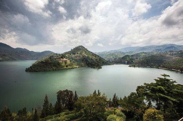 Hồ Kivu, châu Phi: Nằm giữa Rwanda và Congo, hồ Kivu chứa một lượng khí metan và CO2 lớn phía dưới đấy. Hiện tại lượng khí này chưa gây nguy hiểm, nhưng với nhiều núi lửa trong khu vực, Kivu giống như một quả bom hẹn giờ, đe dọa sinh mạng của hàng triệu người ở khu vực lân cận. Một vụ nổ hay chấn động mạnh có thể khiến các khí này thoát ra ngoài. Ảnh: Technologyreview.