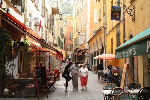 Khu phố cổ Vieille Ville: Khu phố cổ của Nice có nhiều ngõ hẹp và các con phố lát sỏi, gợi nhắc cho du khách không khí ở các thị trấn của Italy. Tại đây, bạn có thể ghé thăm khu chợ nông sản nhộn nhịp, chợ hoa nhiều sắc màu, mua sắm các sản vật trong vùng, hay nhâm nhi một tách cà phê ở quán ven đường. Ảnh: Epicwander. 