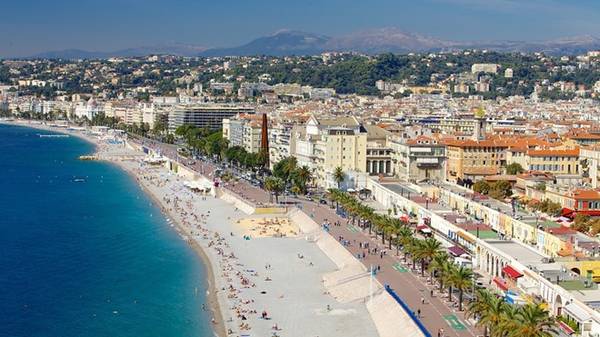 Promenade des Anglais: Là một trong những biểu tượng của Nice, Promenade des Anglais là phố bộ hành men theo bãi biển. Con đường này rợp bóng cây, với nhiều khu vườn tuyệt đẹp và các công trình kiến trúc cổ cho du khách khám phá. Ảnh: Impressivemagazine. 