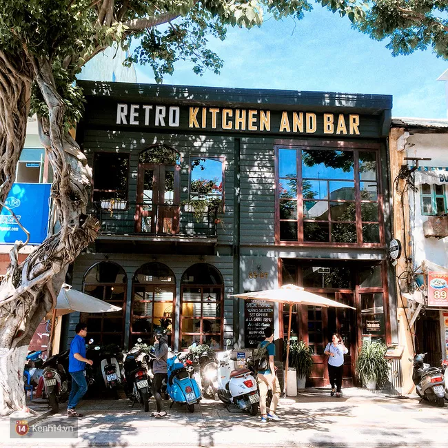 Retro Kitchen and Bar nhìn từ bên ngoài đã cảm thấy ngay một nét Tây phương. Ảnh: Kim Thanh