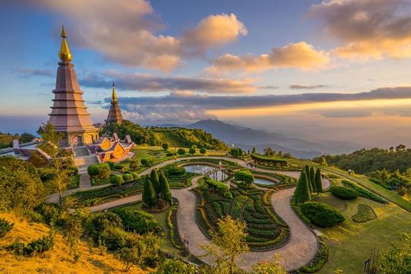 3. Công viên quốc gia Doi Inthanon (Chiang Mai, Thái Lan): Trải rộng 482 km2, Doi Inthanon được đặt theo tên của đỉnh núi cao nhất của Thái Lan. Do nằm ở khu vực núi cao, không khí tại đây thường mát lạnh quanh năm, nhiệt độ trung bình chỉ từ 10-12°C, đặc biệt là ở đỉnh Doi Inthanon. Địa danh nổi tiếng nhất ở đây là hai ngôi đền tuyệt đẹp Phra Mahathat Napha Methanidon và Phra Mahathat Naphaphon Bhumisiri, được xây dựng để chào mừng ngày sinh nhật lần thứ 60 của Vua và Hoàng hậu Thái Lan.