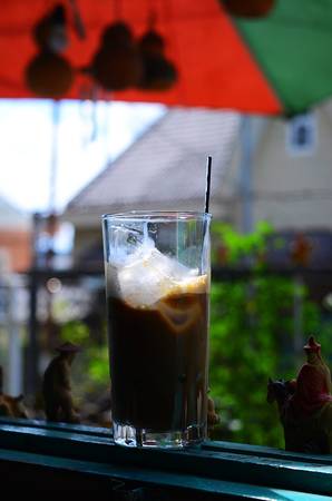 Quán phục vụ cà phê và các loại nước giải khát phổ biến với giá trung bình 20.000 đồng.