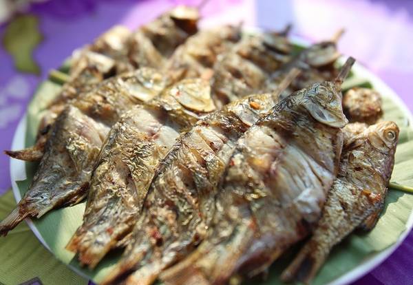 Cá khô một nắng: Thường người Thái sử dụng cá suối loại nhỏ, khi bắt lên bờ sẽ ướp muối, ớt, hạt tiêu rừng rồi phơi nắng. Khi ăn chỉ cần kẹp vỉ nướng than hồng.