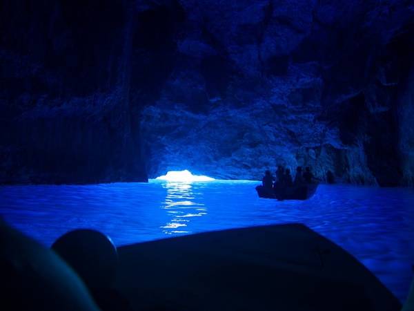 Hang Grotto: Đây là một hang nhỏ trên đảo Capri, Italy. Khi vào hang bằng cách ngồi thuyền, du khách sẽ được chiêm ngưỡng cảnh toàn bộ mặt nước có màu xanh kỳ diệu. Vừa ngồi thuyền vừa được nghe những người lái thuyền ca hát, trải nghiệm này sẽ rất đáng nhớ.