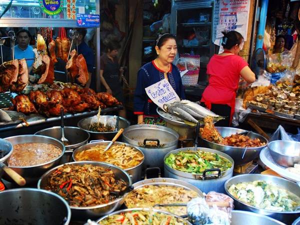 Bangkok, Thái Lan: Ở thủ đô Bangkok, bạn có thể tìm thấy vô vàn các quầy ăn được dựng lên dọc phố, bán từ những món ăn truyền thống như nộm, pad thai, tới hải sản… với giá hợp túi tiền. Thành phố này còn nhiều nhà hàng sang trọng phục vụ các món ăn quốc tế.