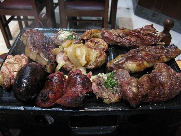 Buenos Aires, Argentina: Ở Buenos Aires, bạn có thể thưởng thức món thịt bò ăn cỏ thơm ngon và rượu vang hảo hạng. Ngoài các món thịt và nướng, thành phố xinh đẹp này còn có những đầu bếp lừng danh tổ chức tiệc tại gia với số lượng khách giới hạn.
