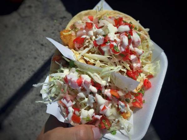 Ensenada, Mexico: Món taco cá ở chợ Ensenada nổi tiếng từ năm 1958, và đến giờ vẫn là một trong những đặc sản hút khách nhất của khu vực này. Bạn có thể tìm thấy vô số quầy hàng phục vụ món taco có nhân cá rán, tôm, mayonnaise, sốt salsa và bắp cải này.