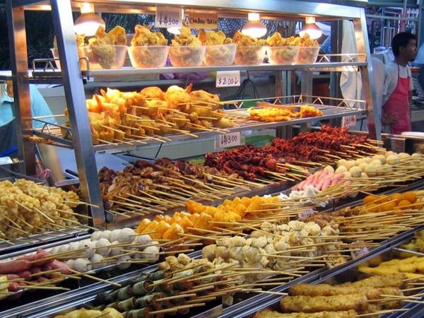 George Town, Penang, Malaysia: Penang có nhiều món ăn pha trộn giữa ẩm thực Malaysia, Trung Quốc và Ấn Độ, với những phương pháp chế biến có từ hàng trăm năm trước. Trung tâm ẩm thực ở George Town có các quầy hàng phục vụ nhiều món rán và súp, từ súp thịt lợn, thịt vịt với hoa hồi, tới súp cá thu cay.