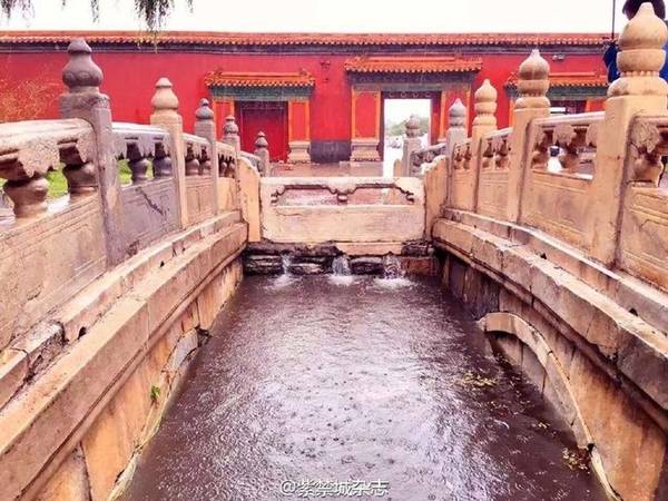 Tử Cấm Thành được xây dựng từ năm 1406, vào thời nhà Minh, với cấu trúc “Bắc cao, Nam thấp” để nước chảy ra. 