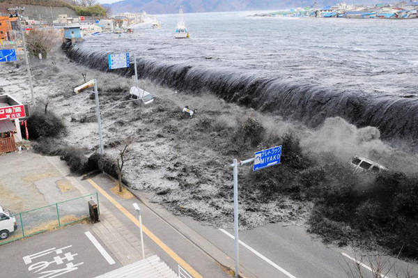 Và đây là hình ảnh khi trận sóng thần càn quét vùng đất xinh đẹp này.