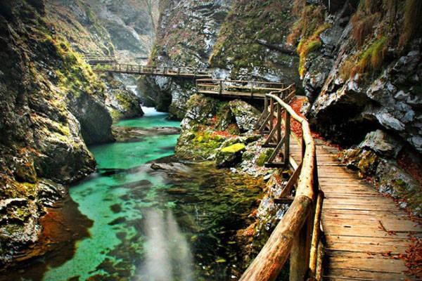 Hẻm núi tuyệt vời này có con đường mòn đi bộ được làm bằng gỗ chạy dọc theo dòng sông xanh ngắt, dẫn đến thác nước Sum tuyệt đẹp cao 26 m. Đoạn cuối hẻm núi là một trong những khu vực có cảnh quan ấn tượng và có thể nhìn toàn cảnh vùng Bled.