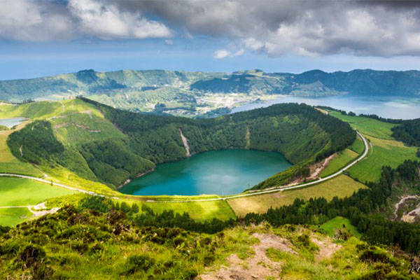 Azores có tất cả 9 đảo với tổng diện thích khoảng 600km2 đều là những địa danh du lịch nổi tiếng và có ngành du lịch phát triển nhờ lợi thế về thiên nhiên vốn có. Du khách có thể tham gia những hoạt động như chơi golf, lặn, leo núi, chèo thuyền … để tận hưởng nơi này.