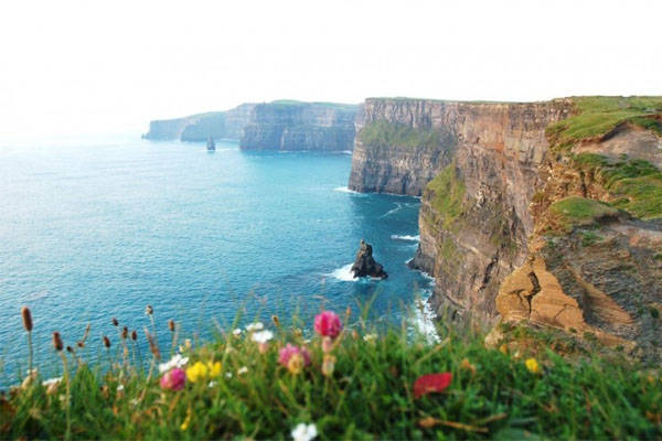Vào ngày trời trong, quần đảo Aran có thể nhìn thấy trong vịnh Galway, như là các thung lũng, đồi núi của Connemara và Loop Head ở phía nam. Đây cũng là nơi nhóm nhạc Westlife quay MV cho ca khúc hit "My love".