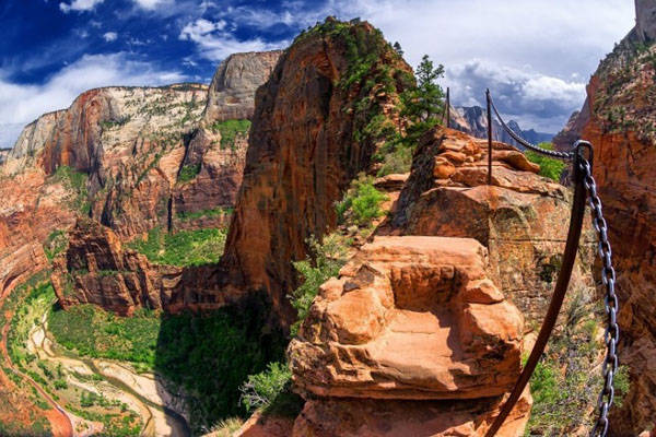 Nơi này nằm gần Springdale, tiểu bang Utah, Tây Nam nước Mỹ. Hẻm núi Zion nằm trong vườn quốc gia với chiều dài 24 km và sâu đến 800 m, được tạo thành bởi quá trình xói mòn, ảnh hưởng từ sông Virgin.