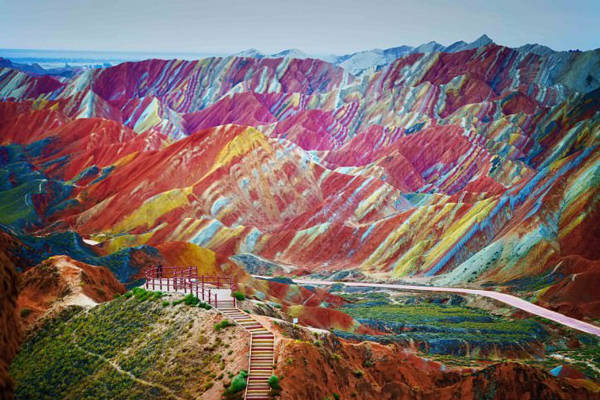 Công viên Địa chất Zhangye Danxia ở tỉnh Cam Túc, Trung Quốc, được công nhận là Di sản văn hóa thế giới với những núi đá nhiều màu sắc và hình thù kỳ lạ đã tồn tại từ hàng triệu năm trước.