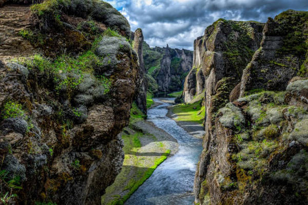 Khe núi này nằm về phía đông nam của Iceland và là một trong những địa danh đẹp nhất trên thế giới với độ sâu 100 m và dài đến 2 km.