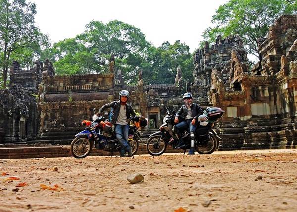 1. Chặng Campuchia - Lào: 1A. Có thể đi theo hành trình Sài Gòn - Xa Mát - Siem Riep 1 ngày, chơi Angkor Wat 1 ngày, về lại Phnom Penh 1 ngày, tham quan nửa ngày rồi về Sài Gòn qua cửa khẩu Mộc Bài. 1B. Đi lộ trình TP HCM - cửa khẩu Xà Xía - Kep 1 ngày, lên cao nguyên Bokor và qua Sihanoukville 1 ngày, ra đảo Kohrong Samloem chơi 1,5 ngày rồi về lại TP HCM nửa ngày. 