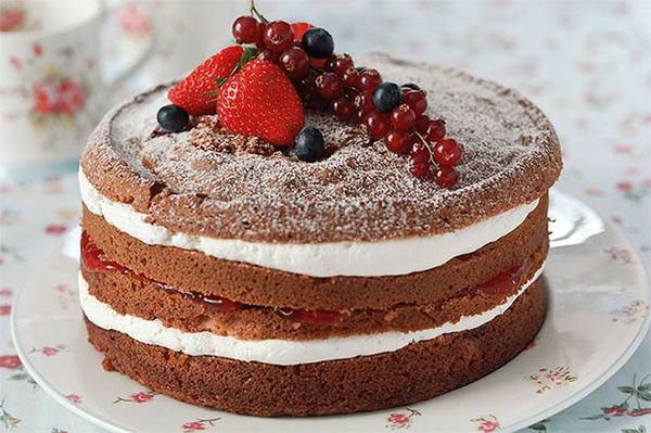 Bánh Victoria Sponge, Anh: Đây là loại bánh được đặt theo tên của nữ hoàng Anh Victoria. Một chiếc Victoria Sponge truyền thống gồm mứt và lượng kem nhiều gấp đôi. Bánh thường được dùng trong tiệc trà chiều của người Anh. Ảnh: Goodtoknow.